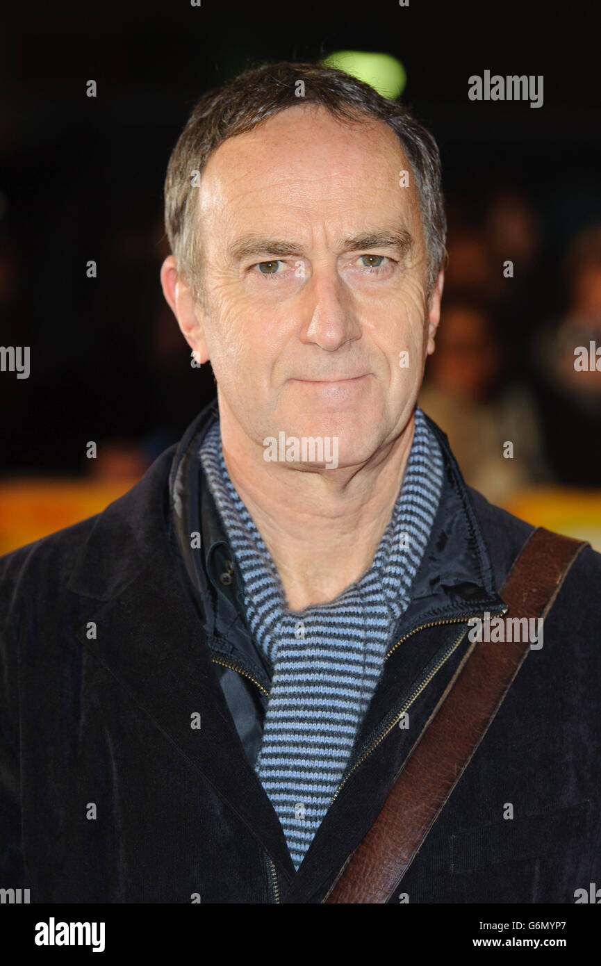 Angus Deayton llega al estreno mundial de la película Harry Hill, en el cine Vue, Leicester Square, Londres. Foto de stock