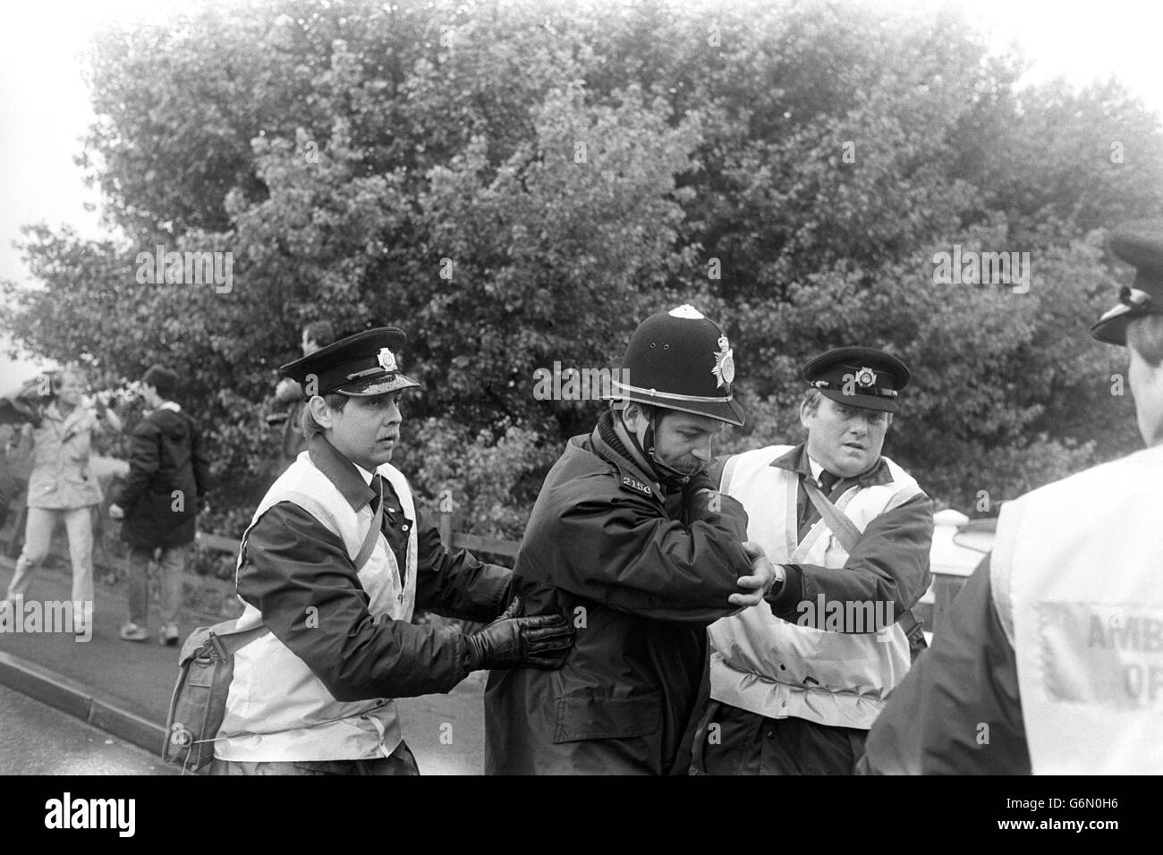 Los médicos ayudan a un policía herido, ya que estalló más violencia en la planta de coque de Orgreave, cerca de Rotherham, durante enfrentamientos con mineros en picketes. Foto de stock