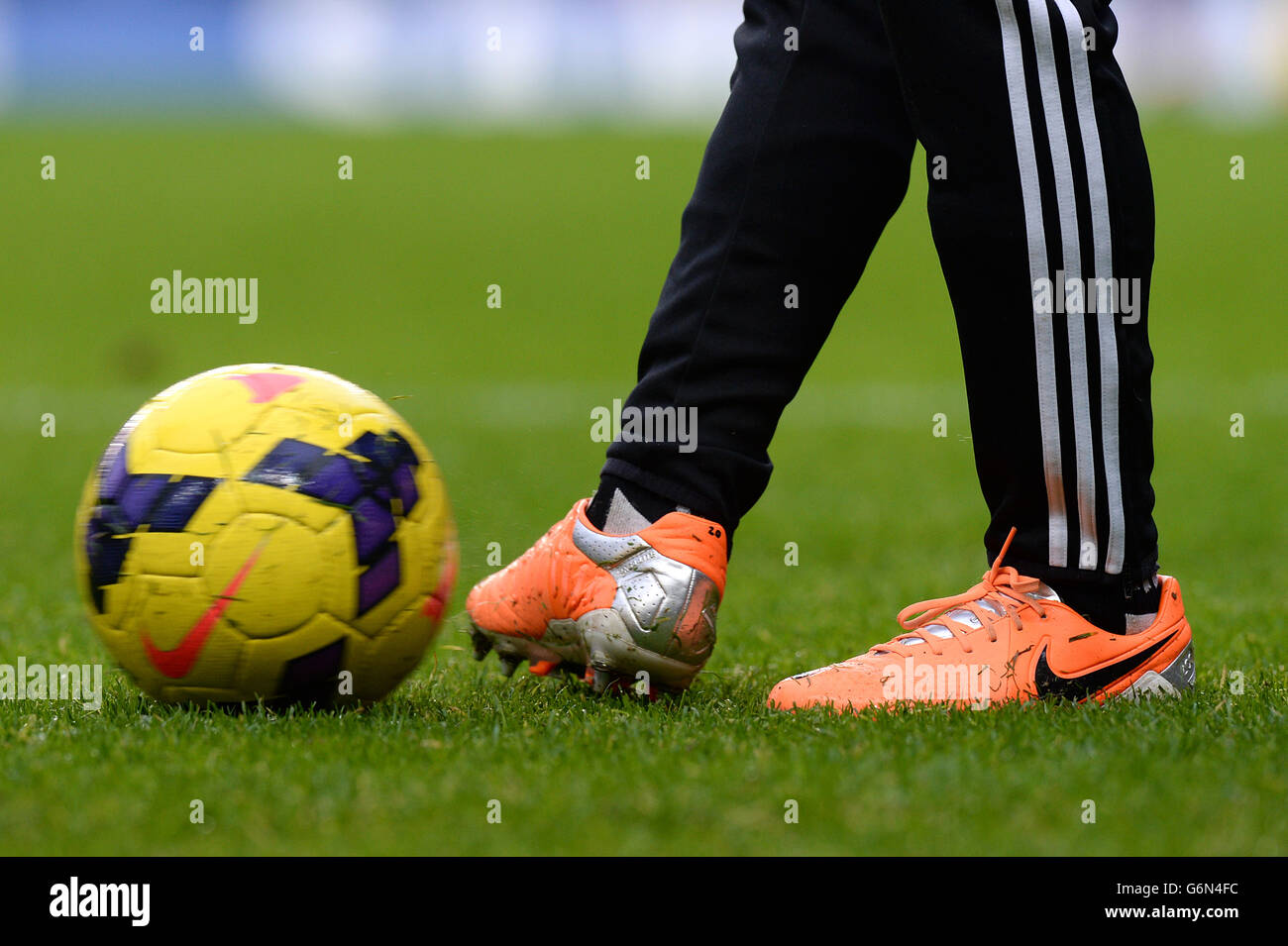 Vista general del jugador de fútbol pateando el fútbol nike match  fotografías e imágenes de alta resolución - Alamy