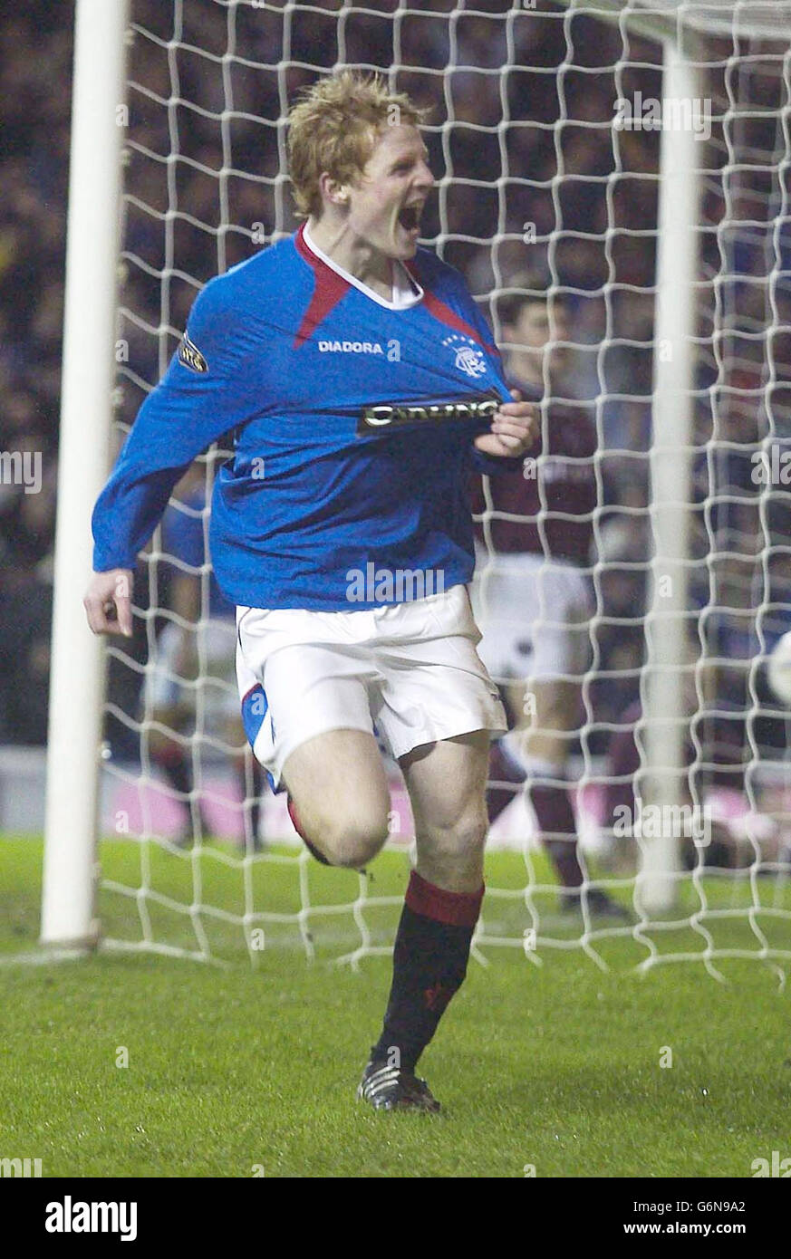: Chris Burke celebra el segundo gol de los Rangers contra los Corazones, durante su partido de la Premiership Escocesa del Banco de Escocia en el estadio Ibrox de los Rangers en Glasgow. Foto de stock
