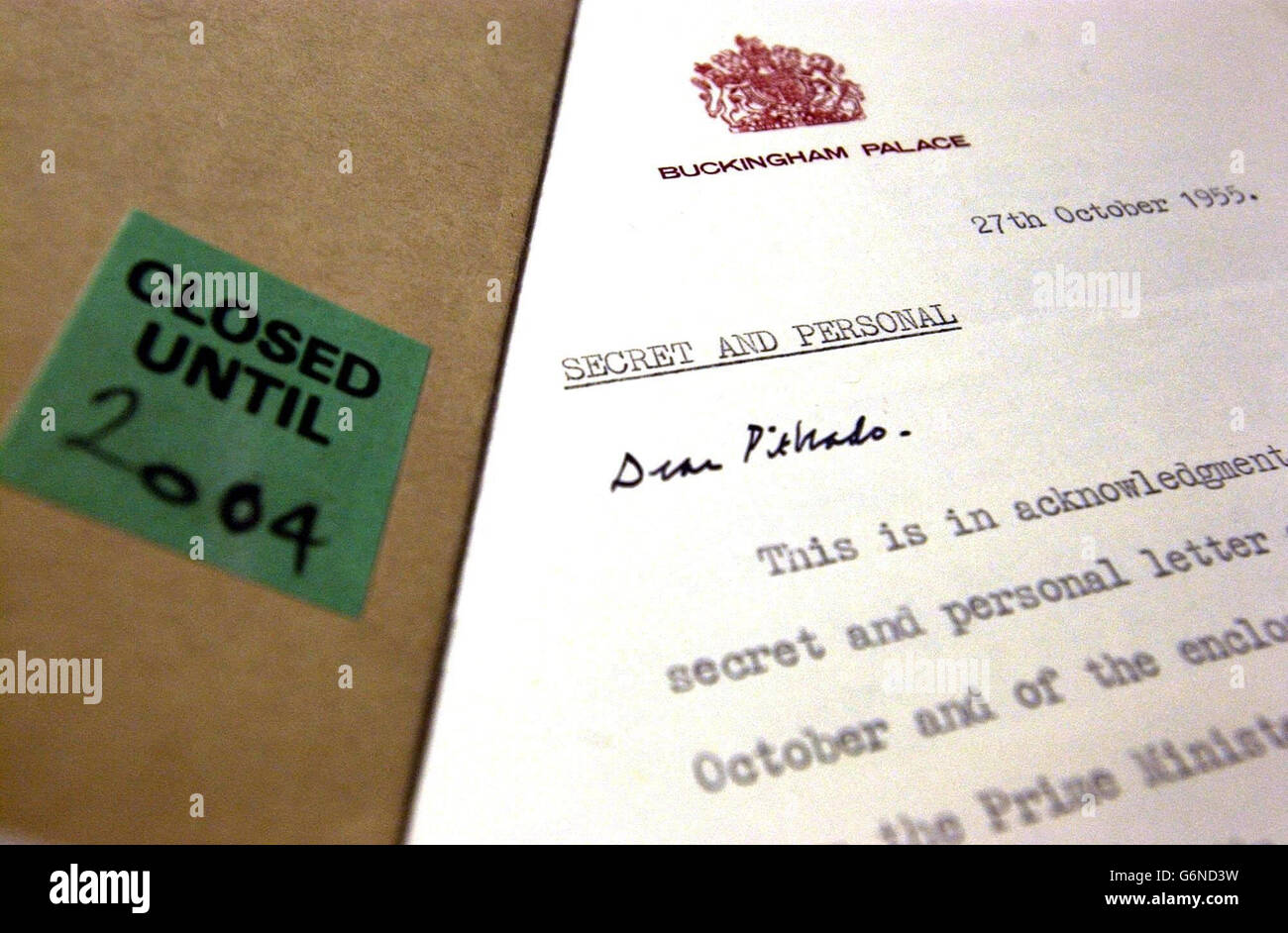 Un borrador de carta diseñado para ser publicado por la Princesa Margaret en 1955, reconociendo su intención de casarse con el Capitán del Grupo Peter Townsend, un divorciado, y renunciar a su derecho al Trono, es dijugado en la Oficina de Archivos Nacionales en el oeste de Londres. La carta, que nunca fue puesta en libertad después de la decisión de la Princesa de no casarse con el Sr. Townsend, forma parte de un conjunto de documentos publicados por la oficina de registros después de que su secreto expirara. Foto de stock