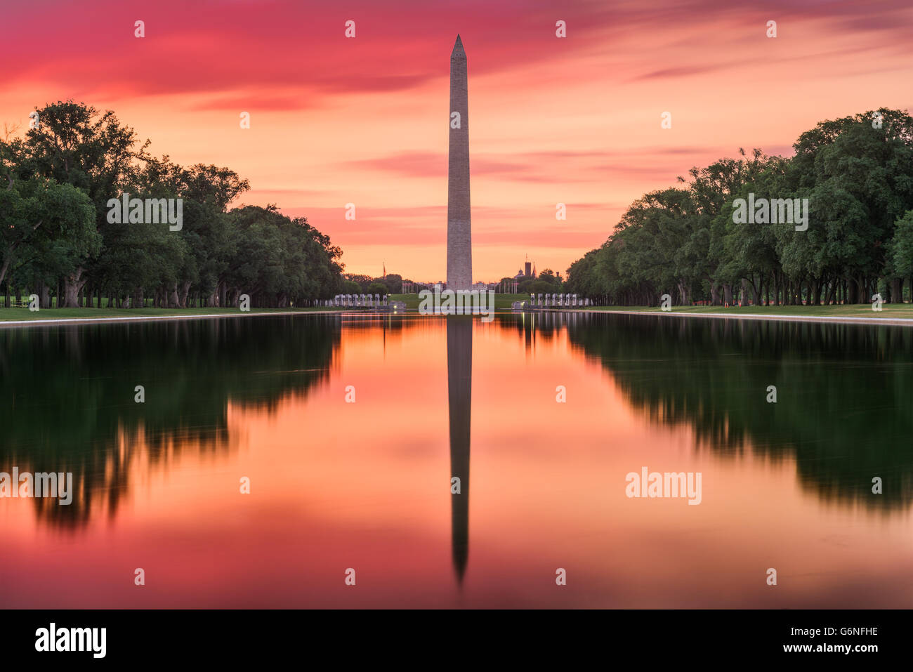 Washington DC a la piscina reflectante y el Monumento a Washington. Foto de stock
