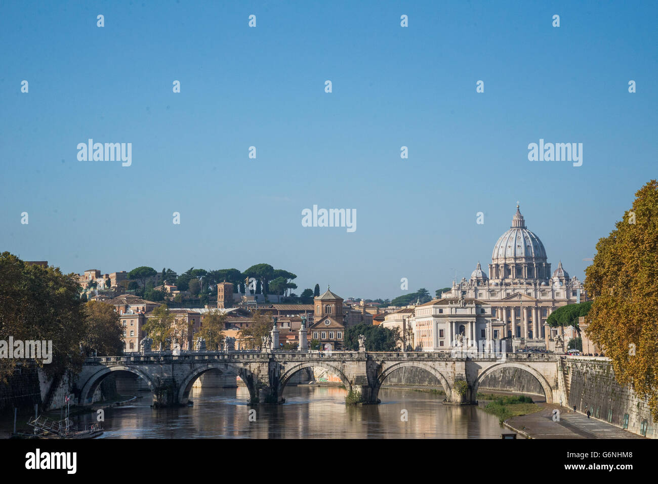 La Basílica de San Pedro / Vaticano, el Ponte Sant'Angelo y el río Tíber vista desde el Ponte Umberto Foto de stock