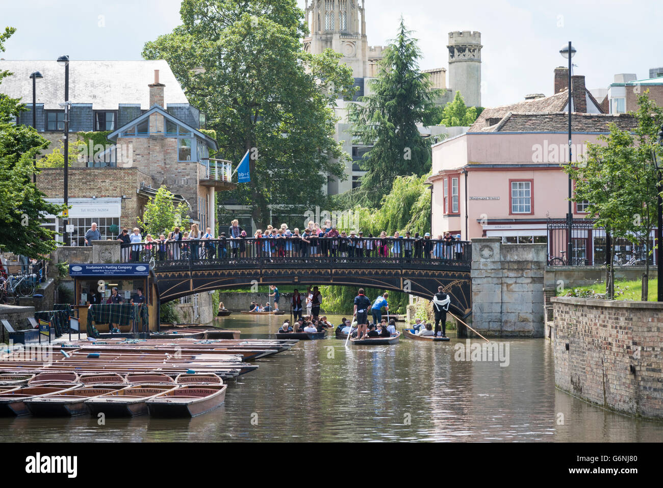 Punts, turistas y el río Cam en el Quayside, con el puente en Bridge Street Cambridge UK en verano Foto de stock