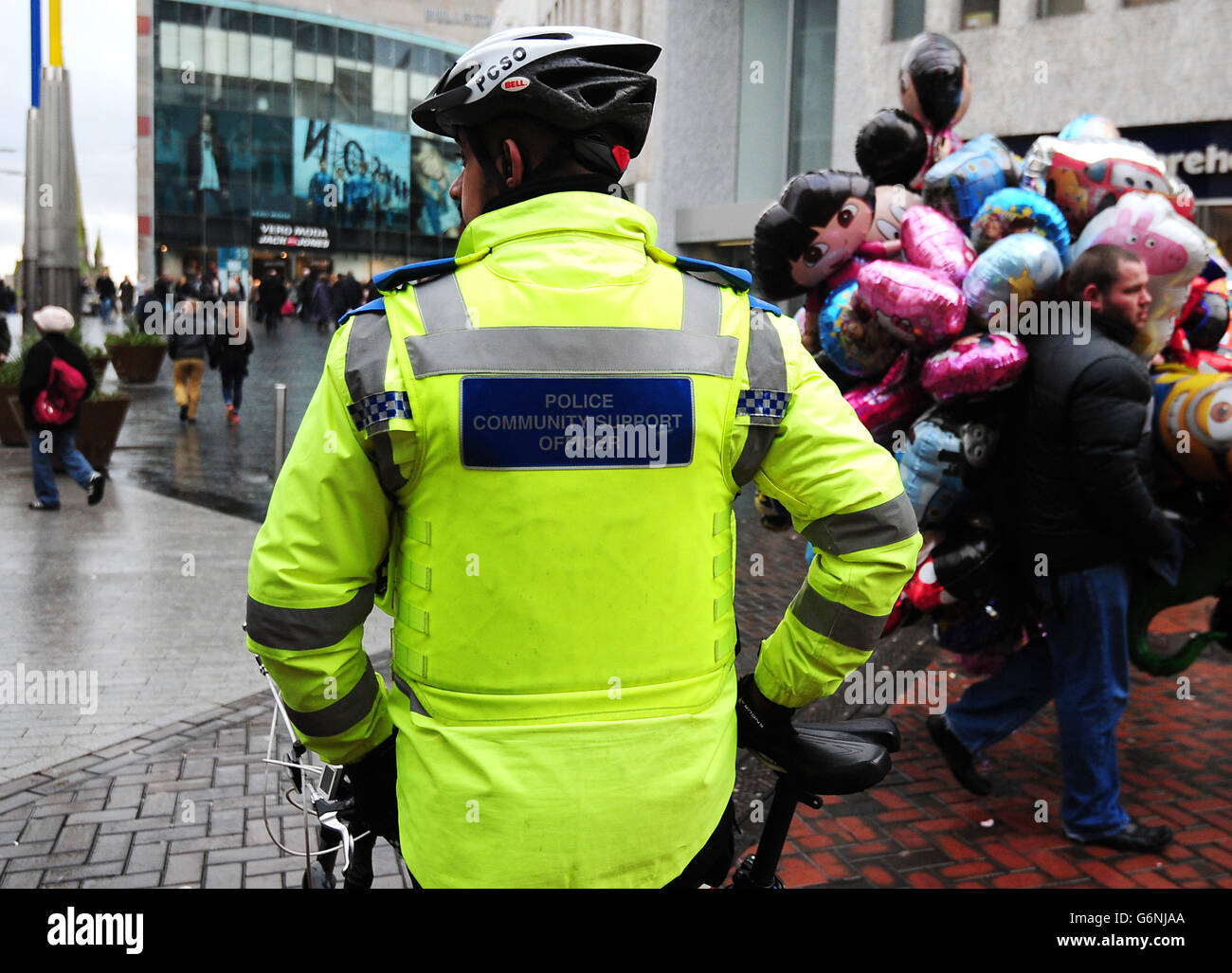 Un oficial de apoyo comunitario de la policía utiliza una bicicleta policial para patrullar las calles del centro de Birmingham. Foto de stock