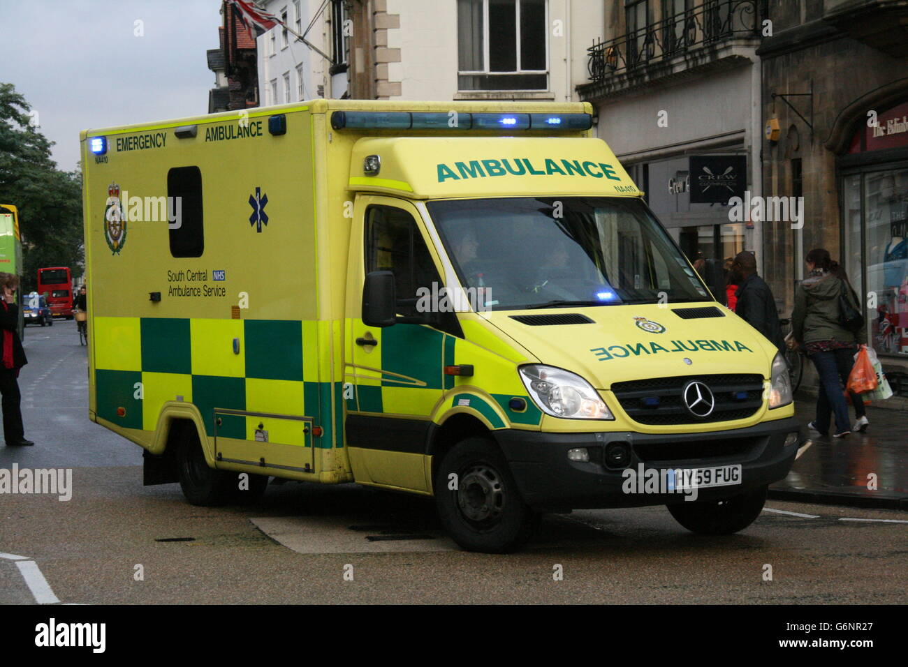 Un MERCEDES-BENZ DE SOUTH CENTRAL de ambulancia Servicio de Ambulancia Foto de stock