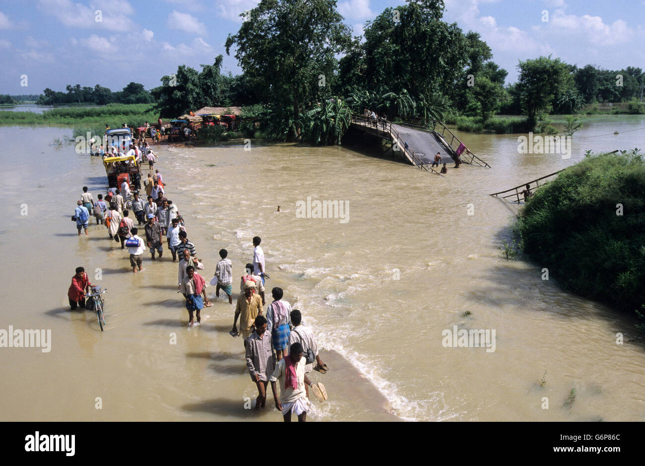 La India Bihar , la inmersión en el Río Bagmati una sucursal del Ganges, debido a las fuertes lluvias monzónicas y derretimiento de los glaciares del Himalaya, puente roto y camino Foto de stock
