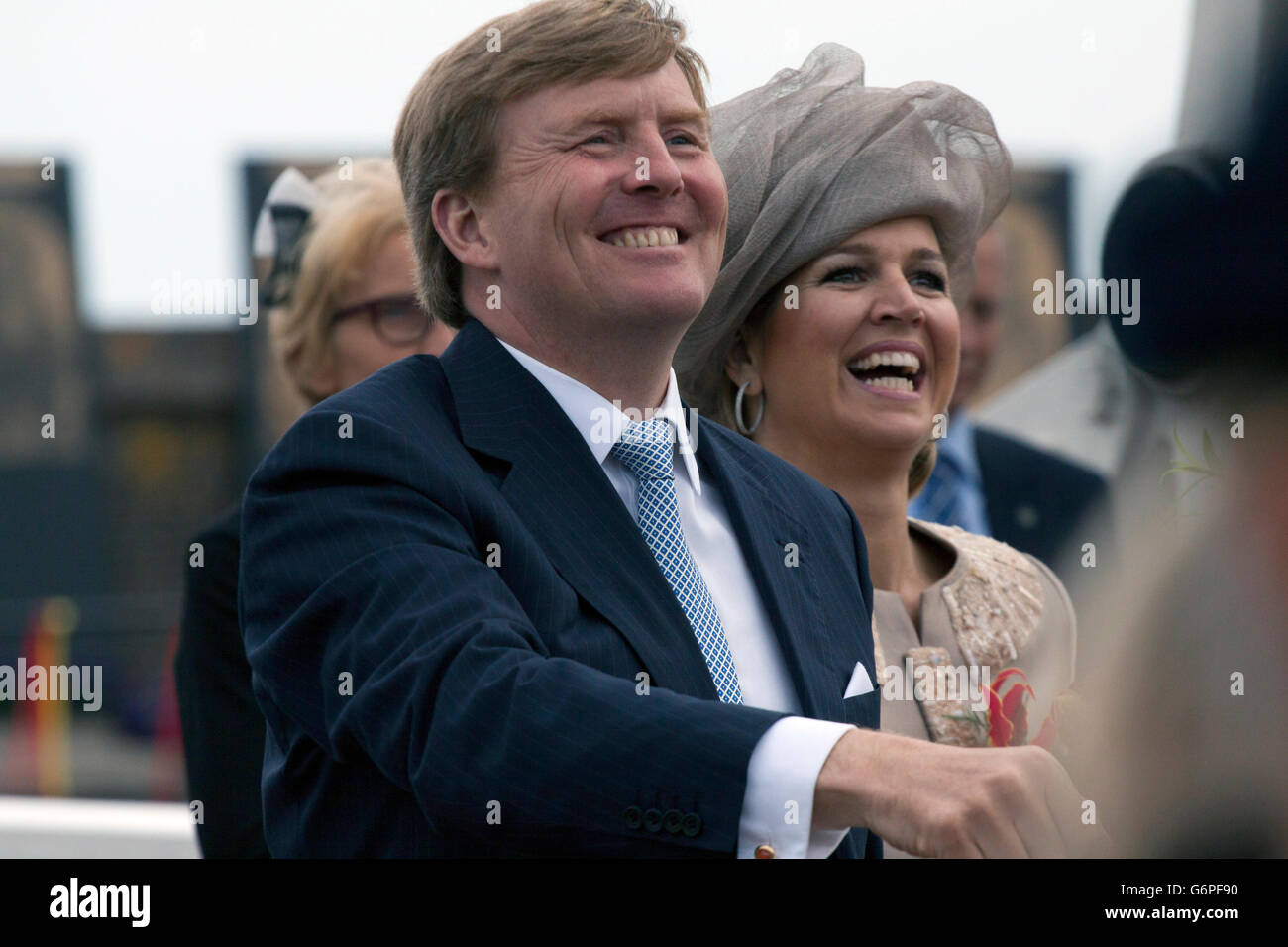 Enkhuizen, Países Bajos - Junio 14, 2013: la reina y el rey w illem maxima Alexander, de los Países Bajos durante una introdu oficial Foto de stock
