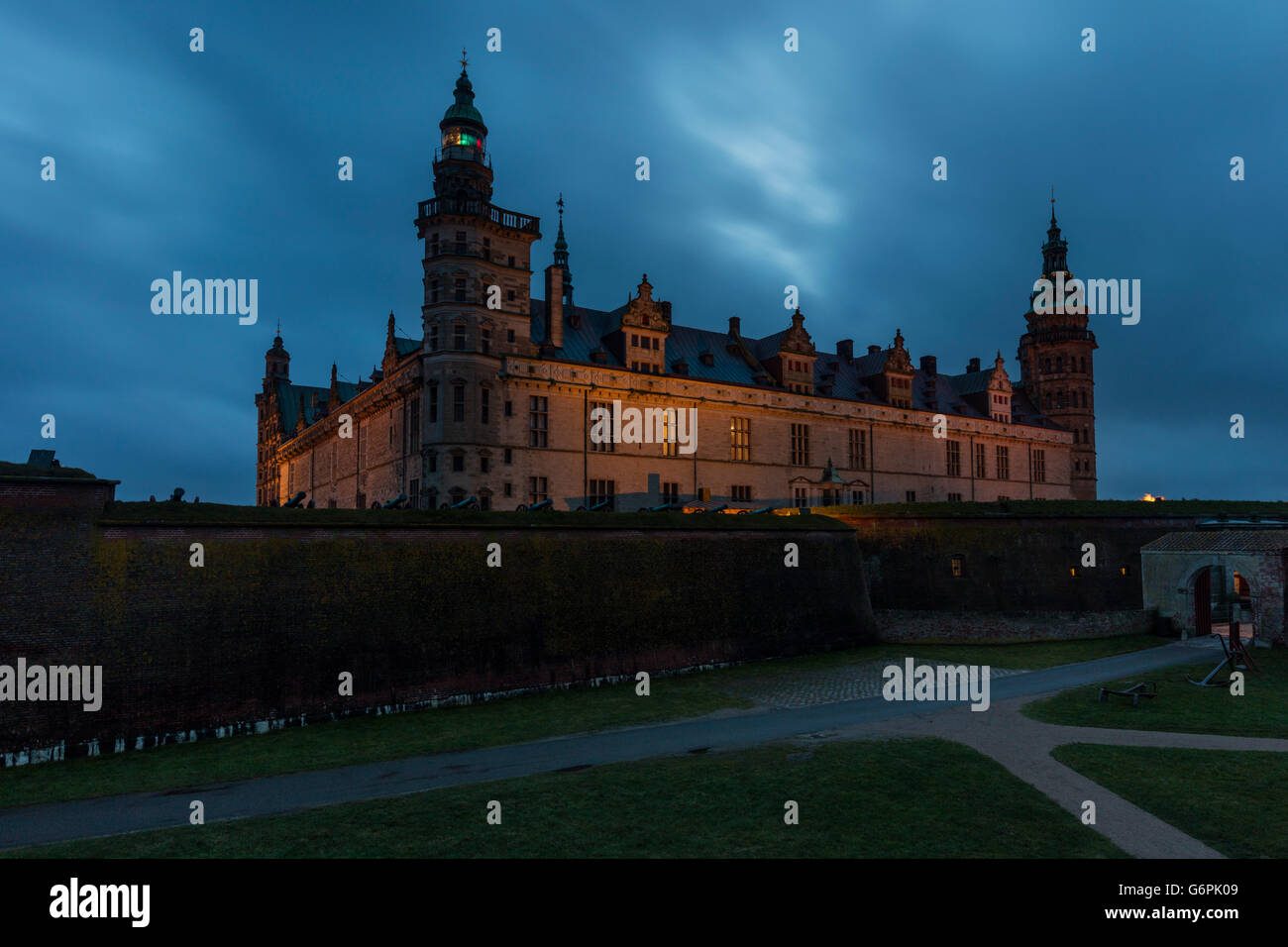 Kronborg Castillo por la noche. Kronborg i situado en Helsingor, Dinamarca Foto de stock
