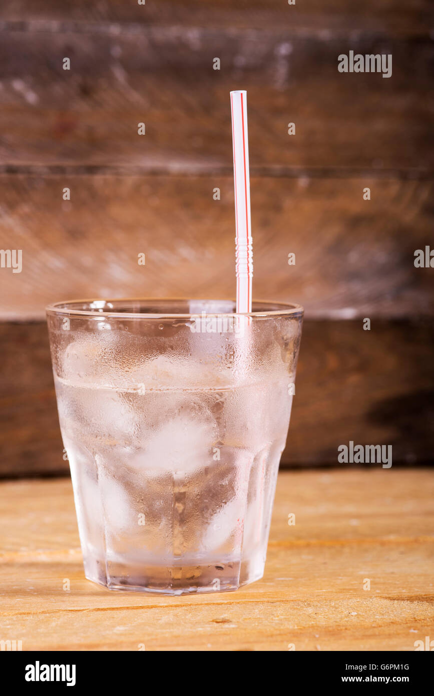 Frío en un vaso de agua mineral Foto de stock