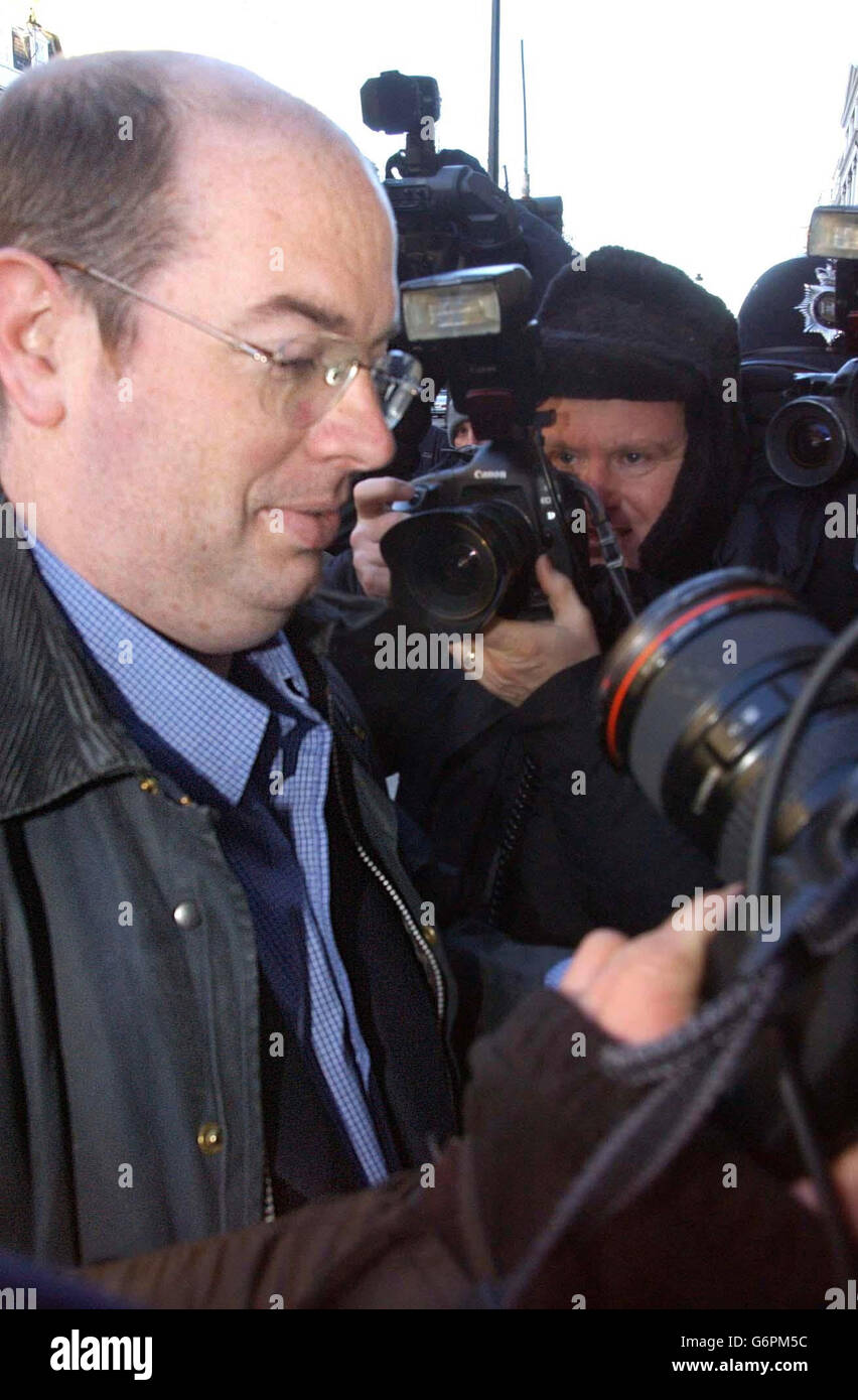 El reportero de la BBC Andrew Gilligan llega a la sede de la BBC en Portland Place en Londres, antes de la publicación del informe Hutton sobre la muerte del experto en armas Dr. David Kelly. Foto de stock