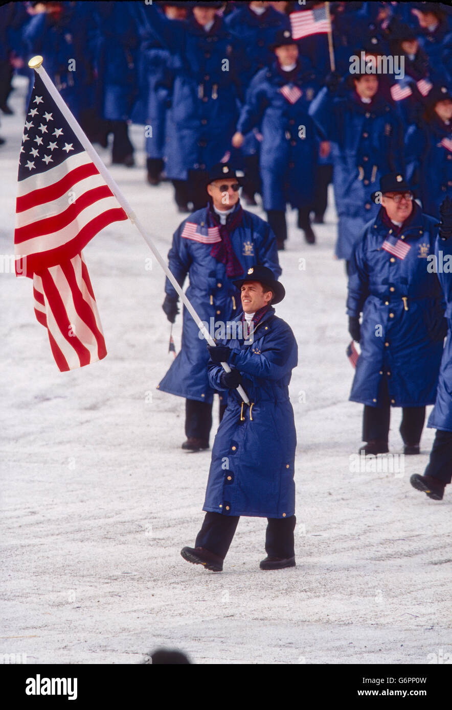 Eric Flaim, abanderado lidera el equipo usa marchando en las ceremonias de inauguración de los Juegos Olímpicos de Invierno de 1998, Nagano, Japón Foto de stock