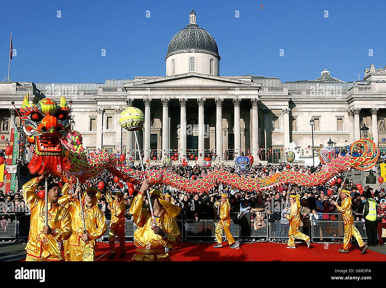 Un dragón es desfilado a través de Trafalger Square. Un dragón es desfilado durante las celebraciones del Año Nuevo Chino en la plaza Trafalgar de Londres. Foto de stock