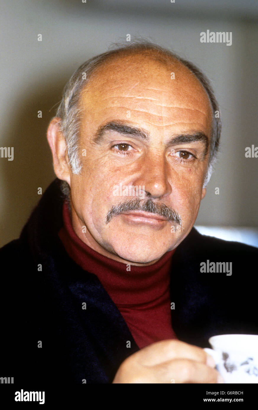 El 007 original, Sean Connery, que protagonizó la primera película de James Bond, 'Dr No', en 1963, y en otros seis. El actor de 57 años nacido en Edimburgo recientemente ganó reconocimiento por su retrato del duro policía irlandés Jim Malone en 'The Untouchables'. Foto de stock