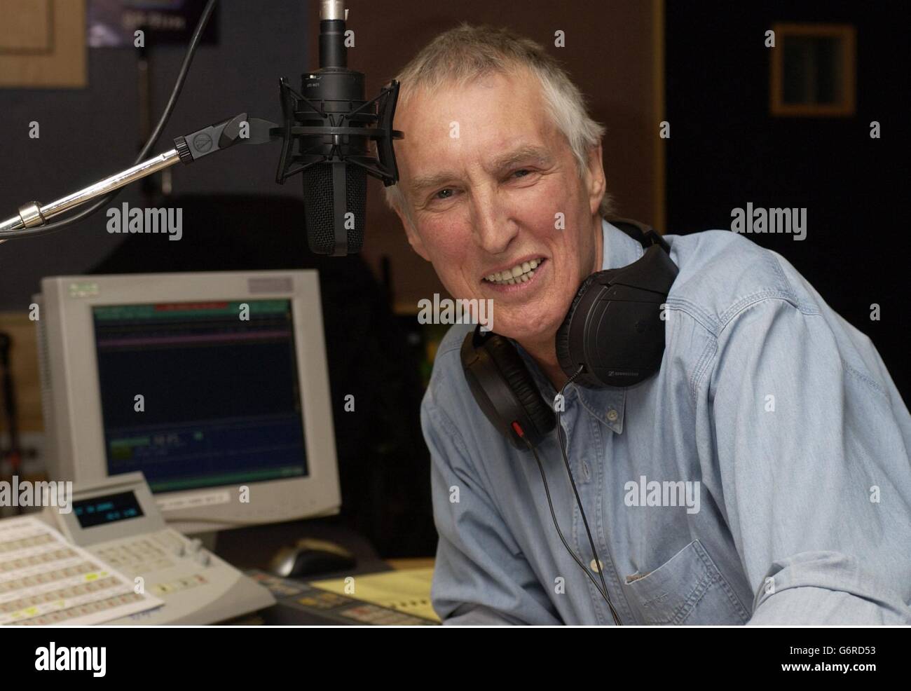 El veterano DJ Johnnie Walker regresa a Radio 2 después del tratamiento  para el cáncer Fotografía de stock - Alamy