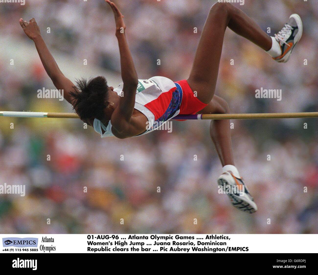 01-AGO-96... Juegos Olímpicos de Atlanta Atletismo, Salto alto de la Mujer  ... Juana Rosario, República Dominicana limpia el bar Fotografía de stock -  Alamy