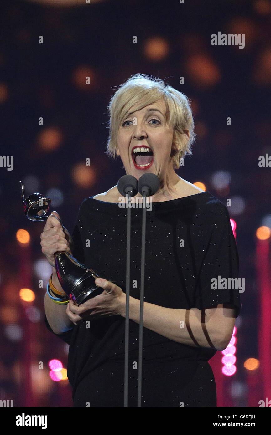 Julie Hesmondhalgh con el premio a la actuación en serie durante los Premios Nacionales de Televisión 2014 en el O2 Arena, Londres. Foto de stock