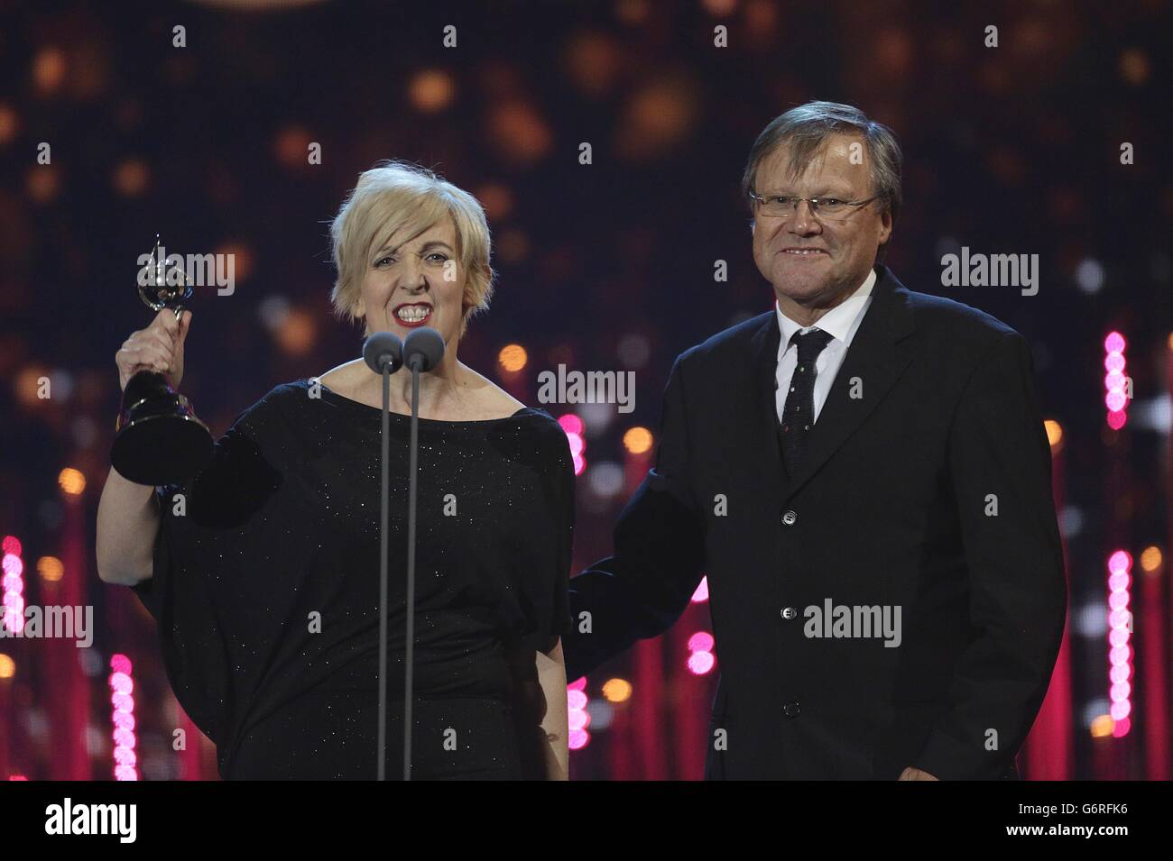 David Neilson felicita a Julie Hesmondhalgh por el premio a la actuación de serie en el escenario durante los Premios Nacionales de Televisión 2014 en el O2 Arena, Londres. Foto de stock