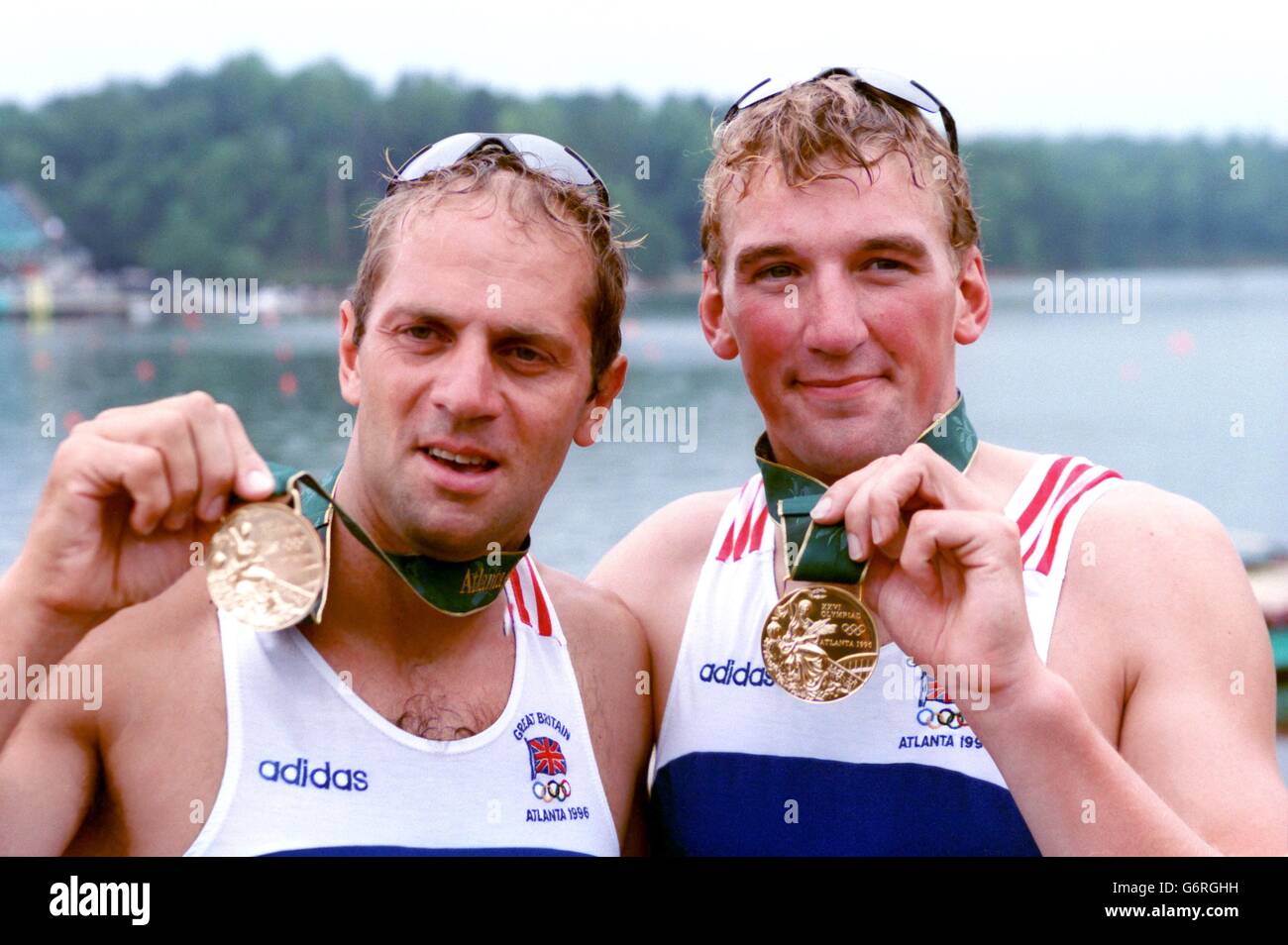 Steve Redgrave y Matthew Pinsent, Gran Bretaña, muestran sus Medallas de Oro Foto de stock