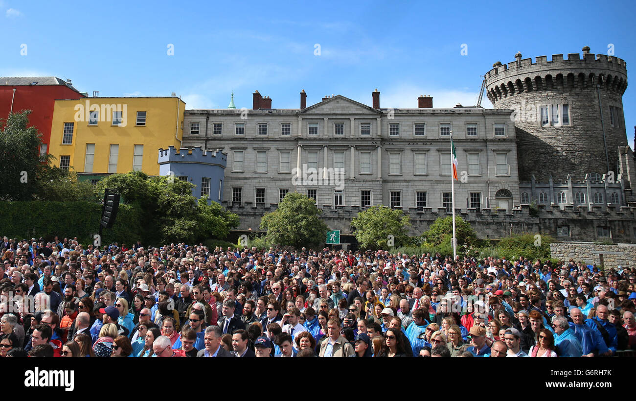 Las multitudes nos espere el vicepresidente Joe Biden para entregar un discurso inaugural en el castillo de Dublín como parte de su visita de seis días a Irlanda. Foto de stock