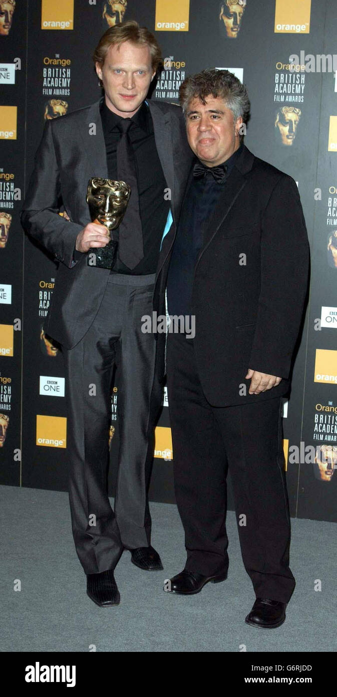 Paul Bettany con el premio al mejor director ganado por Peter Weir por Master & Commander durante los premios de cine de la Academia Británica de Orange en el Odeon Leicester Square en Londres. El premio fue entregado por Pedro Almodovar (R) Foto de stock