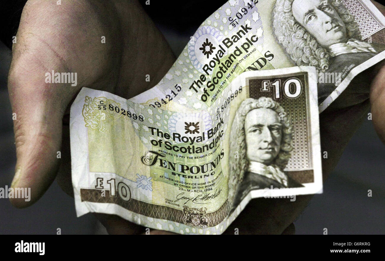 Los billetes de banco del Royal Bank of Scotland después de que el banco registrara ganancias anuales récord. Se cree que el aumento del 11% a 7,15 millones durante el año hasta diciembre de 31 es el mayor anunciado por un banco del Reino Unido y estuvo en línea con las expectativas del mercado. El gigante de la calle alta dijo que se benefició de un fuerte crecimiento de los ingresos, una mayor eficiencia y un entorno crediticio estable. 03/08/04: Directores de Edimburgo del Royal Bank of Scotland que, añadió otros 3,38 mil millones a la excelente ganancia acumulada por los bancos más grandes del Reino Unido en los primeros seis meses de 2004. El grupo, cuyas marcas incluyen Foto de stock
