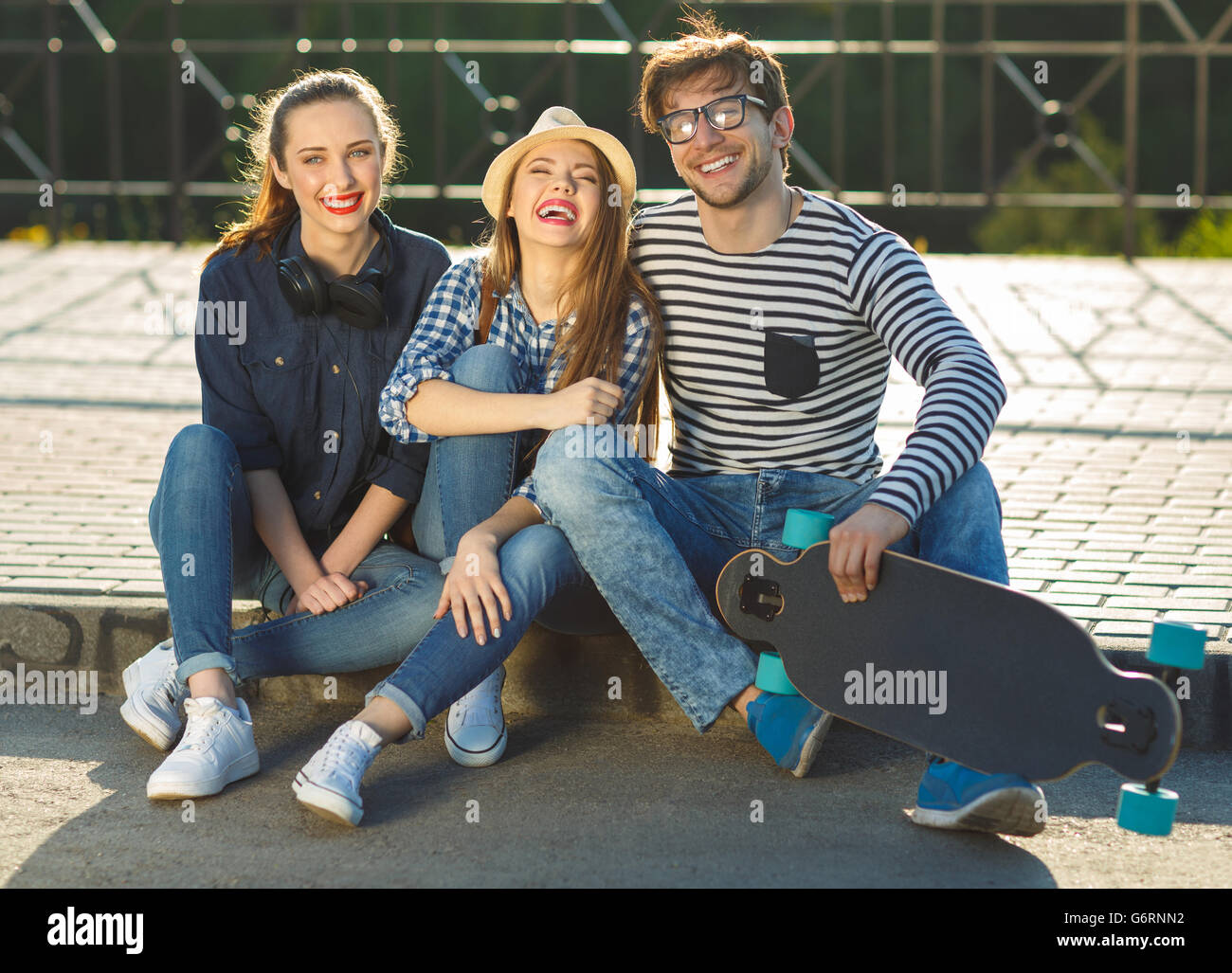 Amistad, ocio, verano, tecnología y personas concepto - sonriendo amigos divertirse al aire libre Foto de stock