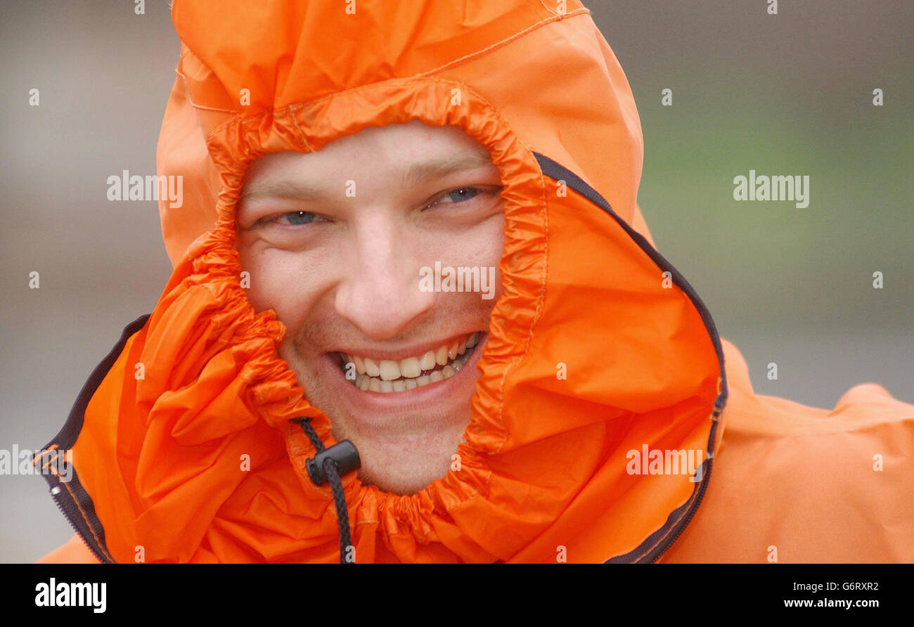 el explorador polar británico Ben Saunders, de 26 años, llevaba un traje  seco especialmente diseñado que se llevará con él cuando intente  convertirse en la primera y más joven persona en cruzar