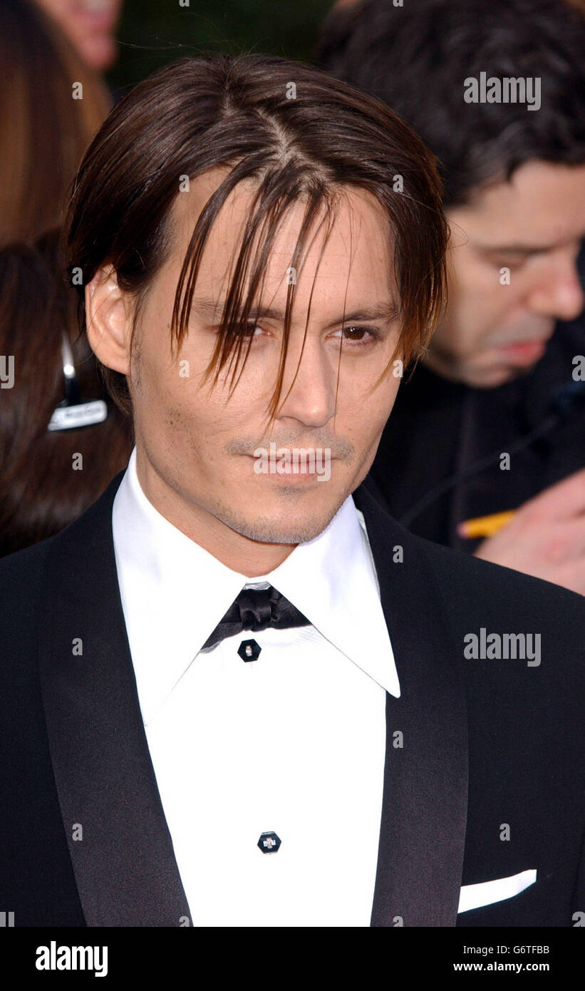 Johnny Depp llega a los Premios anuales de la Academia 76th, en el Kodak  Theatre de Los Ángeles, EE.UU. Johnny lleva un traje de Giorgio Armani  Fotografía de stock - Alamy