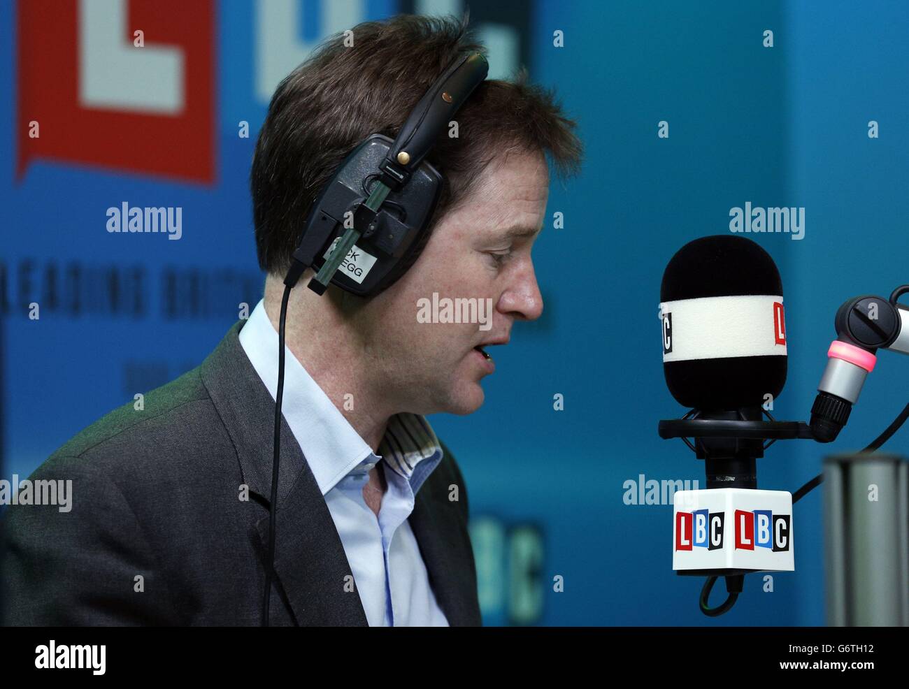 El Viceprimer Ministro Nick Clegg participa en el primer teléfono nacional " Call Clegg" en LBC desde que la estación de radio de Londres comenzó a  transmitir en todo el Reino Unido por