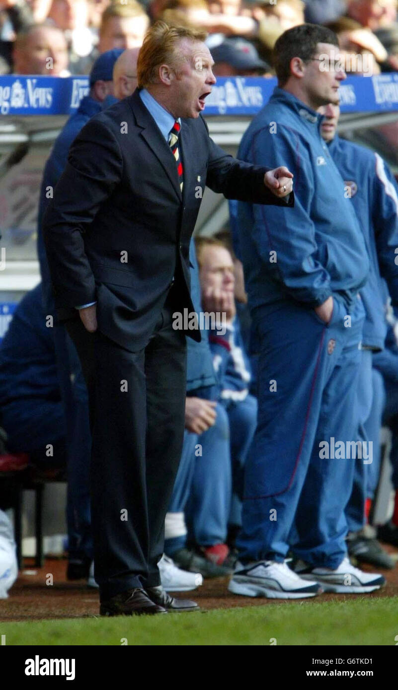 El gerente de Rangers, Alex McLeish, registra su decepción como Hearts Equalize, durante el partido Nationwide Division Three en el estadio Tynecastle de Edimburgo. Foto de stock