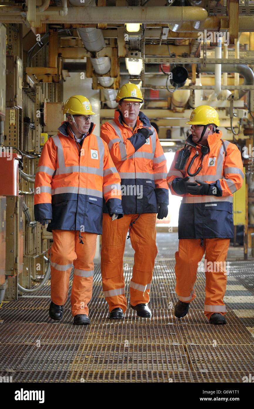 El primer ministro David Cameron (centro) junto con el presidente regional  de BP (Mar del Norte) Trevor Garlick (izquierda) y el gerente de  instalaciones en alta mar Mark Furness, durante una visita