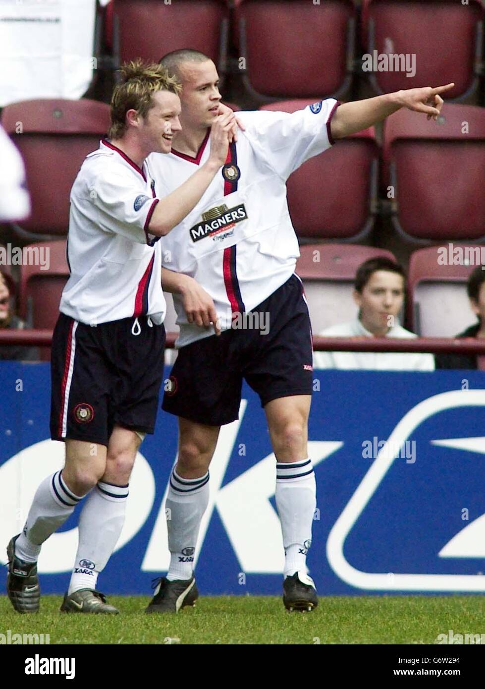 Steven milne (R) de Dundee celebra el marcador contra Hearts con su compañero de equipo Steven Robb durante el partido de la Liga Premier del Banco de Escocia en Tynecastle Park, Edimburgo, sábado 27 de marzo de 2004. Foto de stock