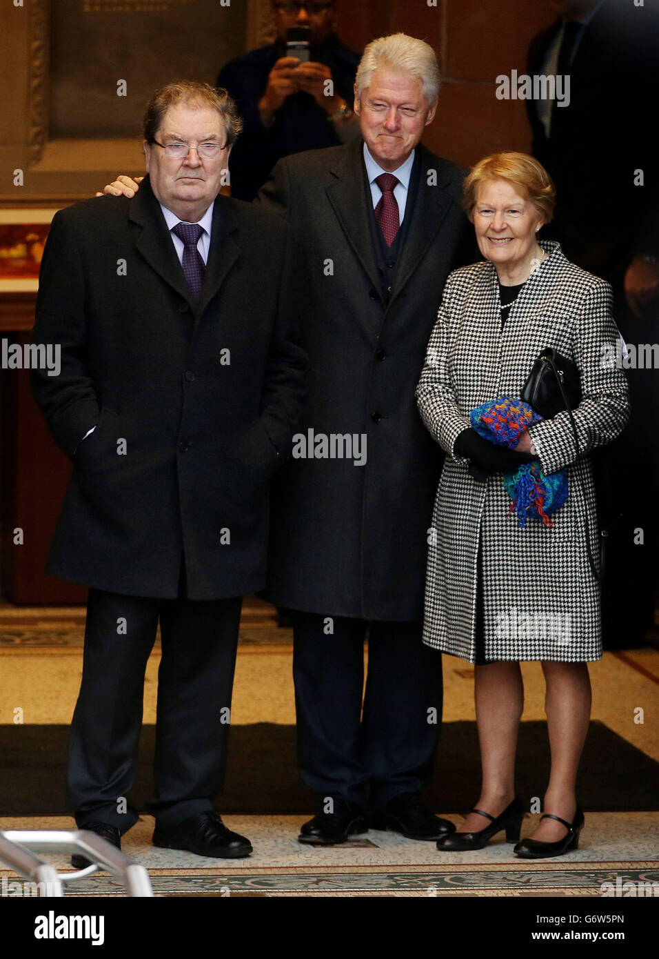 El ex presidente de los Estados Unidos, Bill Clinton, junto con el ex líder del SDLP, John Hume, y su esposa Pat, rinden homenaje al pacifista en el Guildhall de Londonderry durante su visita a la región. Foto de stock