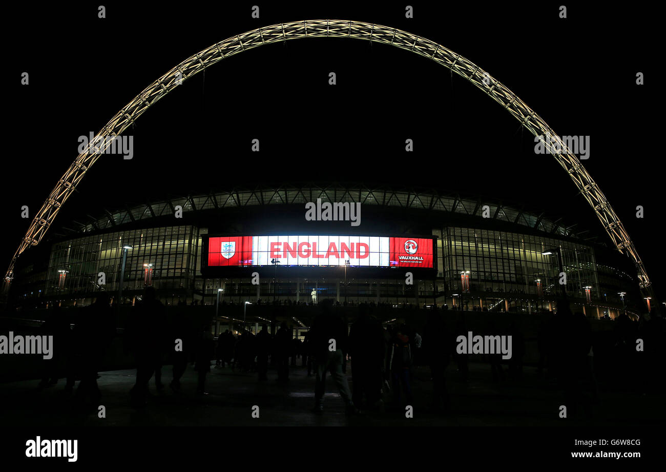 Fútbol - Amigable Internacional - Inglaterra contra Dinamarca - Estadio Wembley. La vista general de Inglaterra se muestra en la pantalla externa del estadio de Wembley Foto de stock