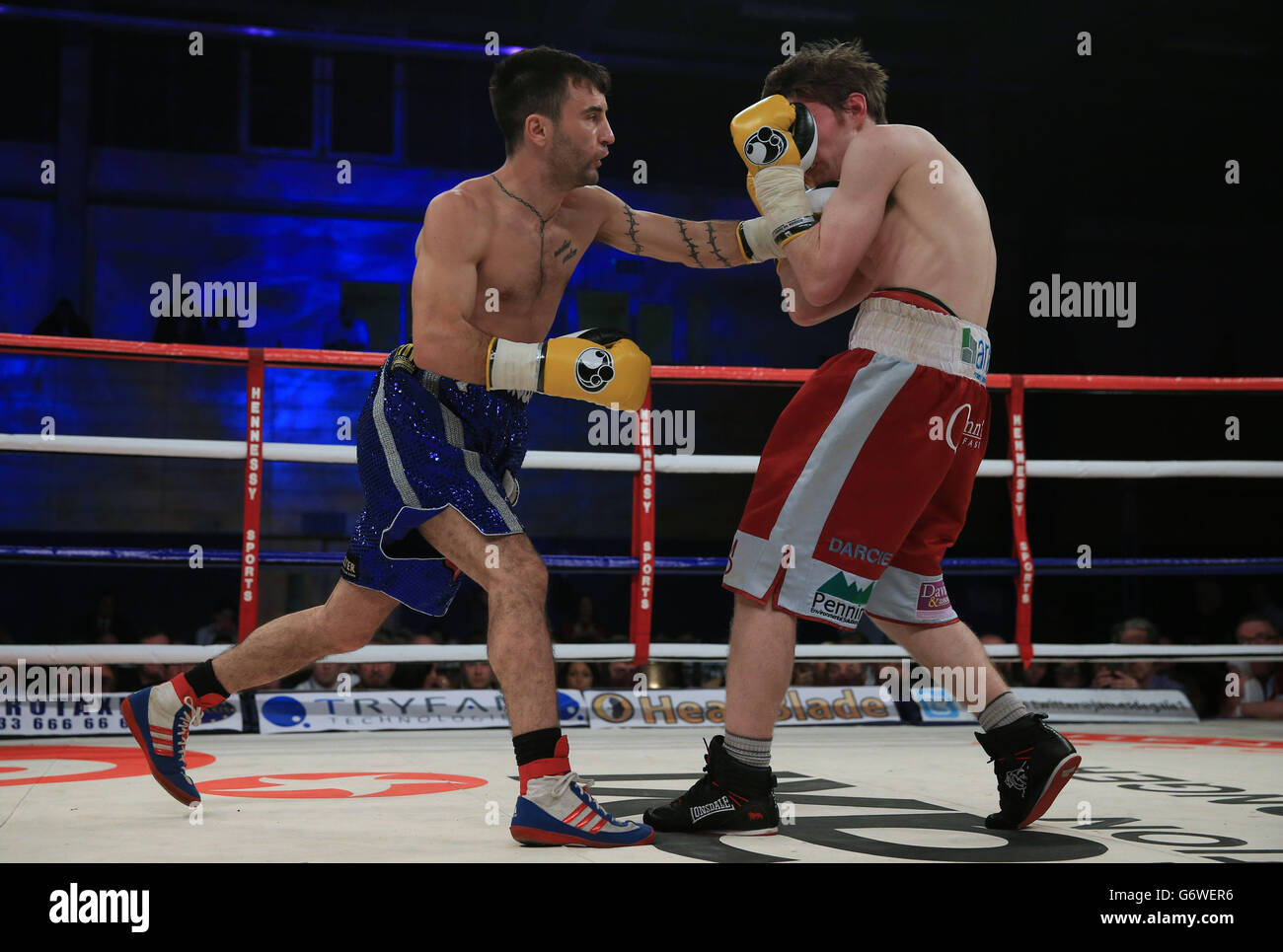 Lee Haskins (izquierda) en acción contra Luke Wilton durante su combate de peso Bantam en la City Academy, Bristol. Foto de stock