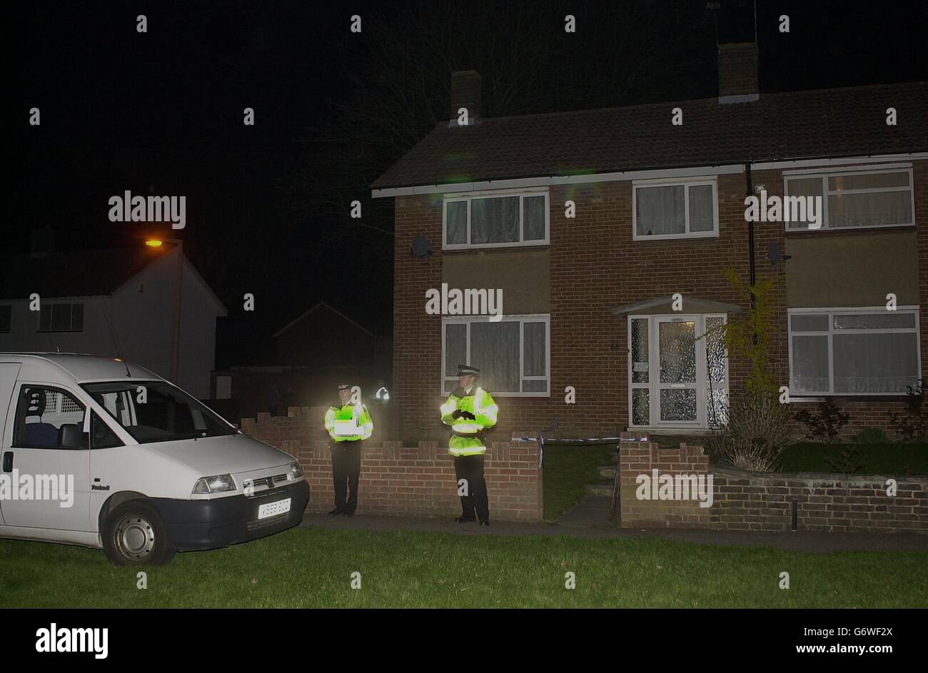 Una presencia policial fuera de una casa en Maiden Lane, Crawley. Un noveno hombre fue arrestado en Crawley hoy, jueves, como parte de la operación antiterrorista llevada a cabo en Londres y en los condados de Home el martes. Foto de stock