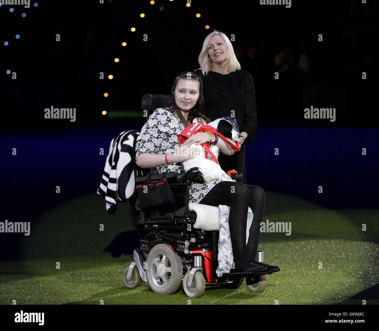 Lucy Watts (izquierda) y su madre Kate con Cocker Spaniel Molly, después de ganar el premio Amigos por la Vida en Crufts en el NEC en Birmingham. Foto de stock