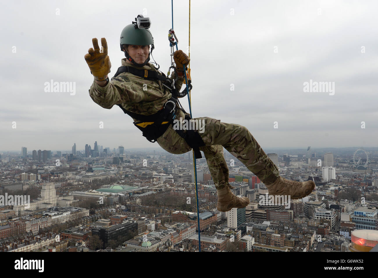 Bear Grylls se encuentra en la Torre BT en ayuda de Sport Relief y el Royal Marines Charitable Trust Fund, Londres. Foto de stock
