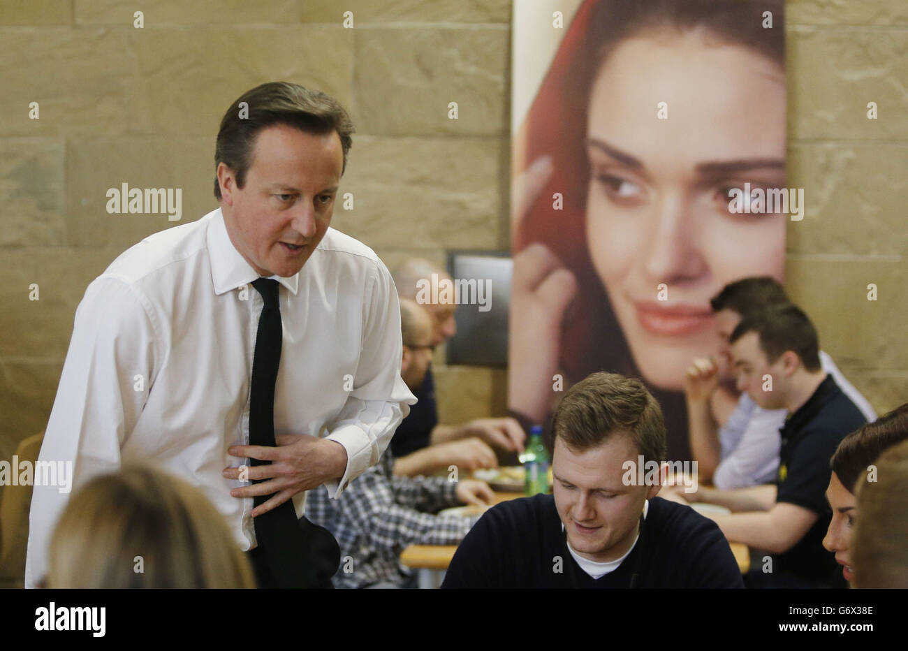 El primer ministro David Cameron durante una visita a las viudas escocesas en Edimburgo, Escocia. Foto de stock