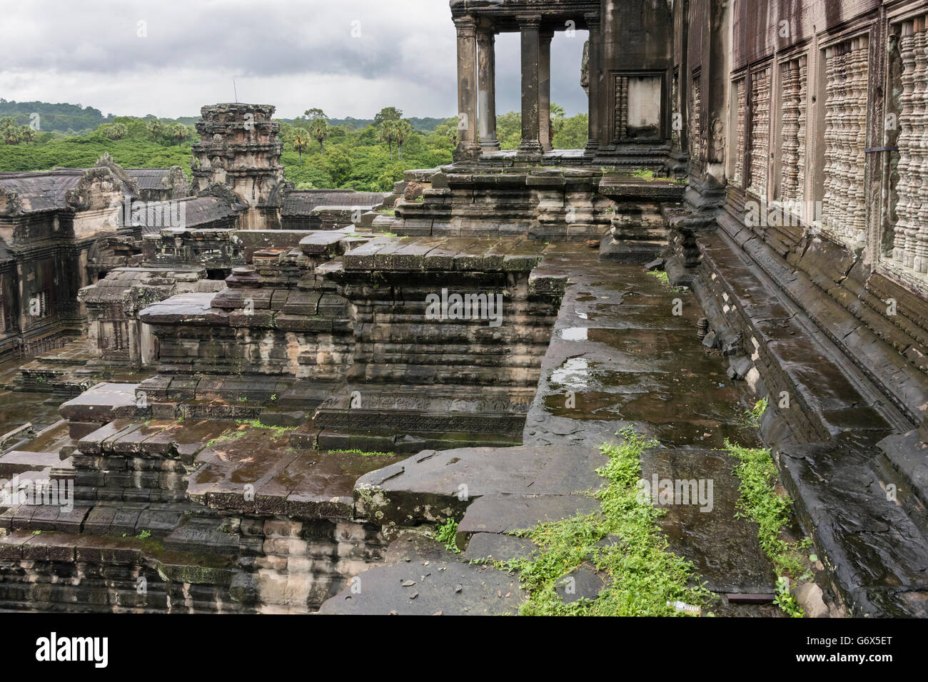 Estructura de piedra maciza de Angkor Wat visto desde la terraza superior, día lluvioso, Siem Reap, Camboya Foto de stock