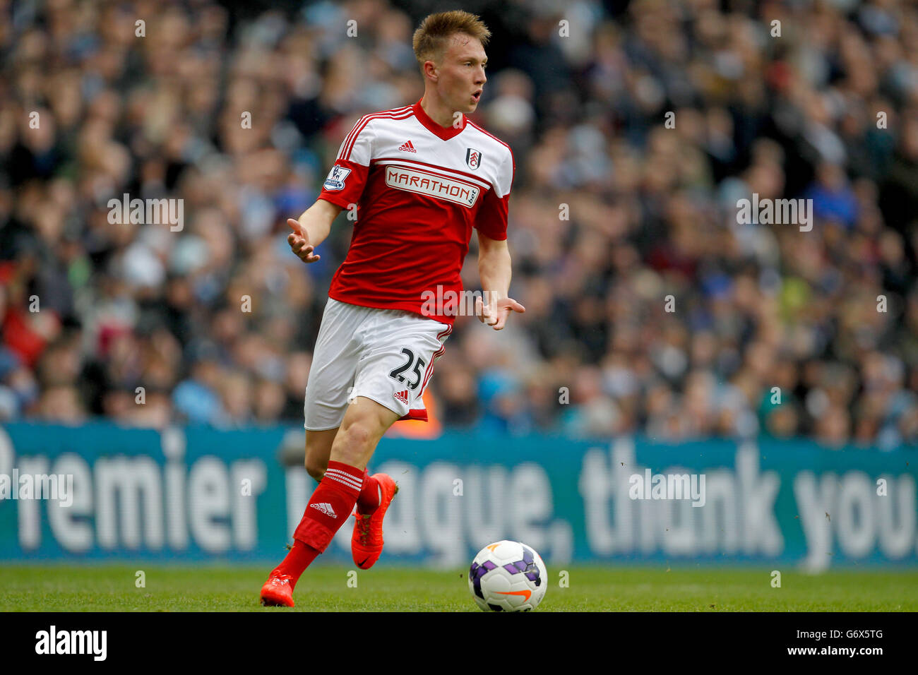 Fútbol - Barclays Premier League - Manchester City contra Fulham - estadio Etihad. La cauley Woodrow de Fulham en acción Foto de stock