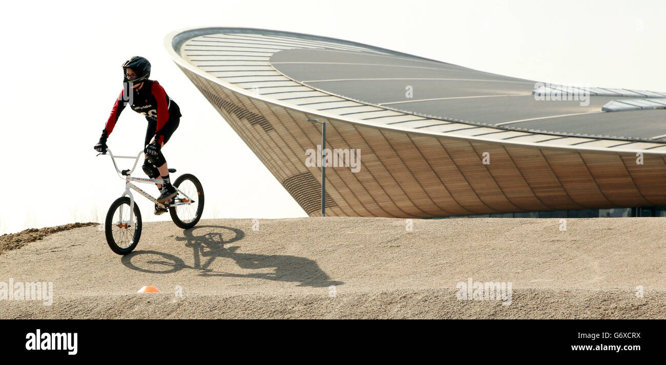 Un ciclista de BMX prueba la pista de BMX durante el fotociclo en Lee Valley VeloPark, Londres. Foto de stock
