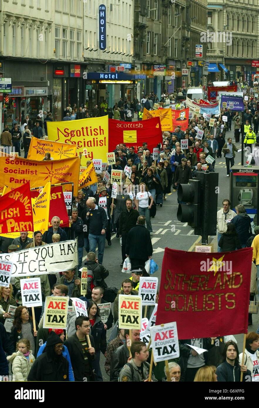 Los manifestantes marchan por Union Street, durante una manifestación contra el consejo en Glasgow. Foto de stock