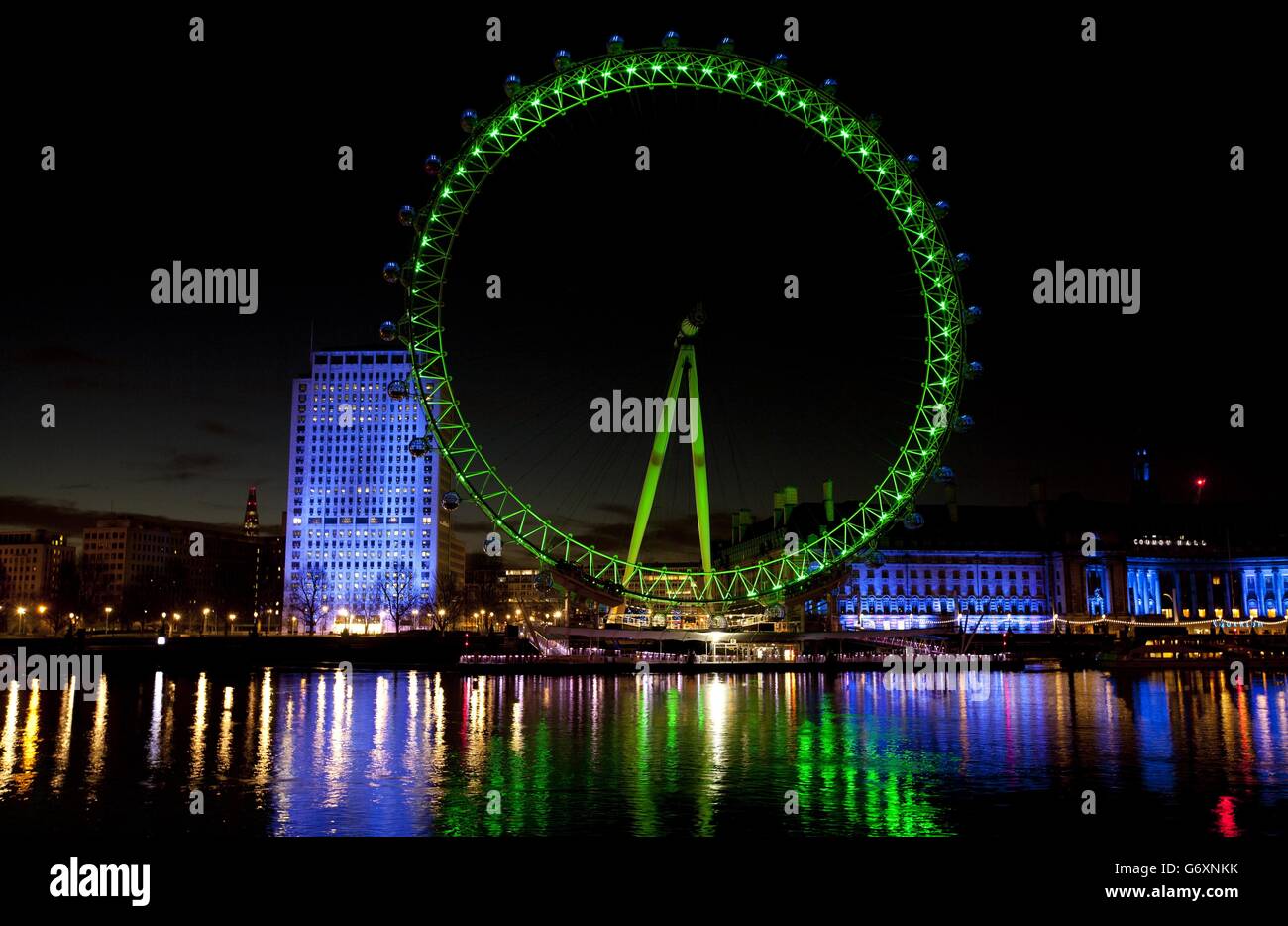 El EDF London Eye en el centro de Londres está iluminado en verde por Tourism Ireland para celebrar el día de San Patricio que es el lunes 17. Foto de stock
