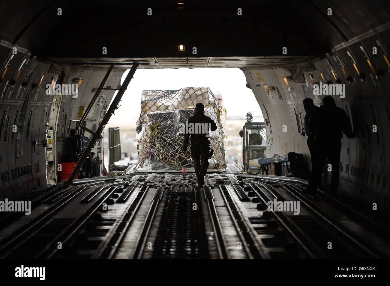 15/03/14 equipos y materiales cargados en la nariz de un Boeing 747 dirigido al Reino Unido después de ser recuperado de las bases operativas cerradas del Reino Unido en la provincia de Helmand, Afganistán. Foto de stock