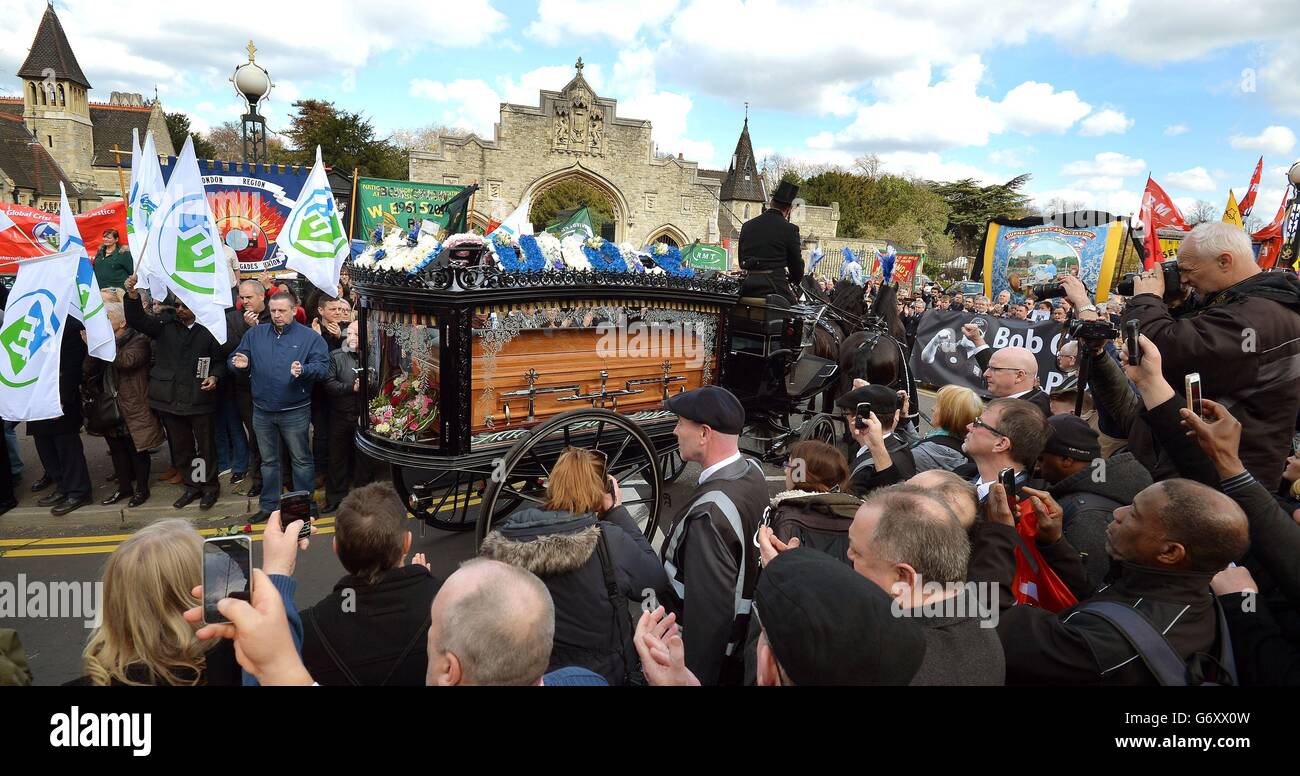 La procesión fúnebre del líder sindical Bob Crow, Rail Maritime and Transport (RMT), atraviesa grandes multitudes al llegar al cementerio de la ciudad de Londres y Crematorium, Londres. Foto de stock
