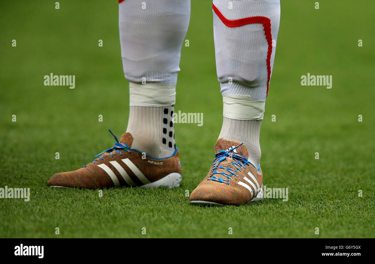 Liverpools luis suarez lleva las nuevas botas adidas samba primeknit  fotografías e imágenes de alta resolución - Alamy