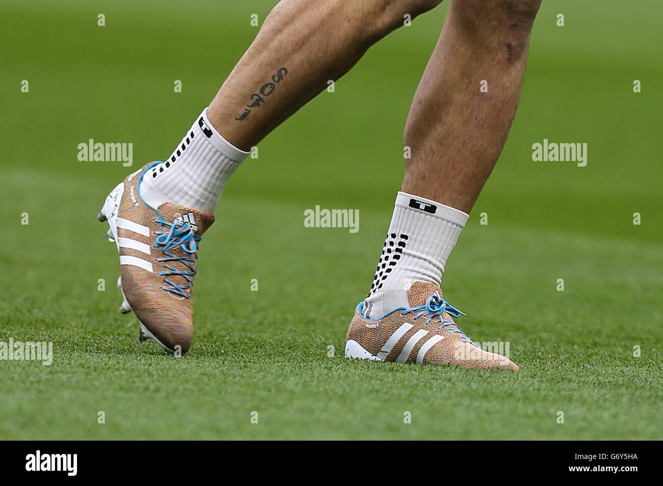 falta Ver insectos Precaución Luis Suarez de Liverpool lleva las nuevas botas Adidas Samba Primeknit  Fotografía de stock - Alamy