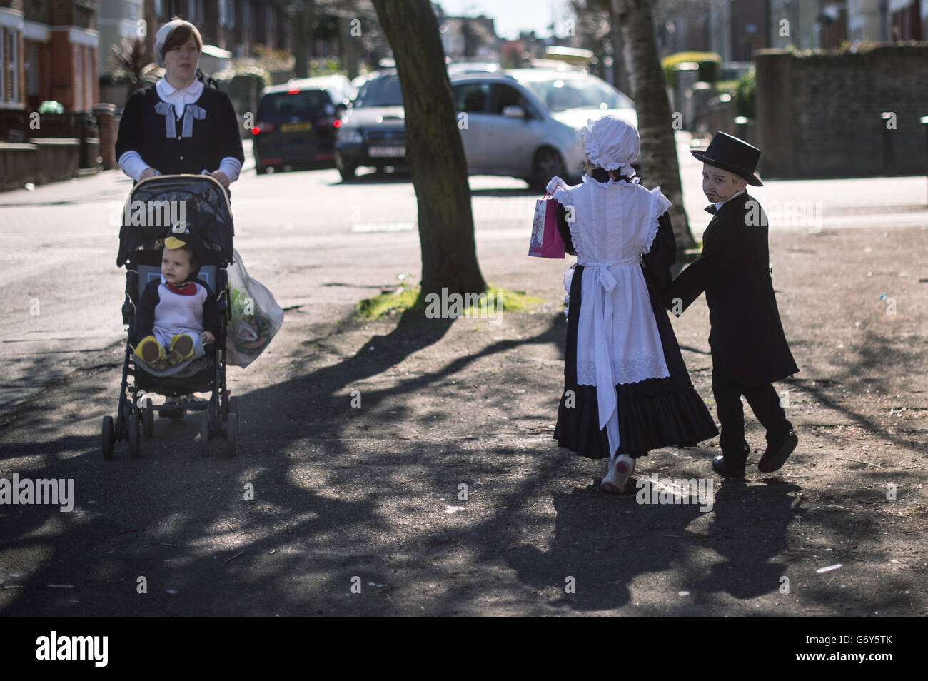 Los niños judíos ortodoxos celebran el festival de Purim en las calles de Stamford Hill en el norte de Londres. La fiesta que conmemora la liberación del pueblo judío en el antiguo Los niños judíos ortodoxos celebran el festival de Purim en las calles de Stamford Hill en el norte de Londres. La fiesta que conmemora la liberación del pueblo judío en el antiguo